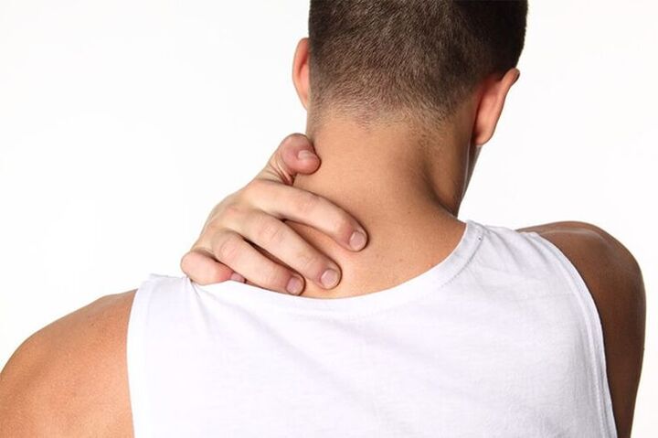 Në fazën e parë të osteokondrozës së shpinës së qafës së mitrës, shfaqet siklet në qafë